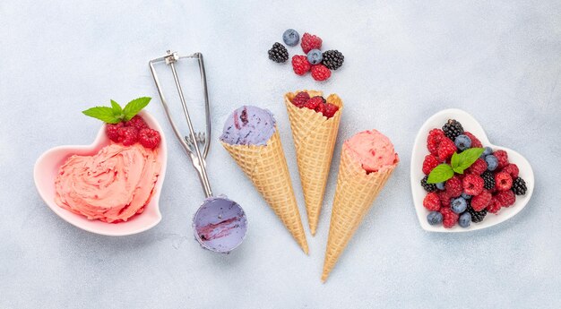 Coppa gelato ai frutti di bosco e vaniglia Vista dall'alto piatto