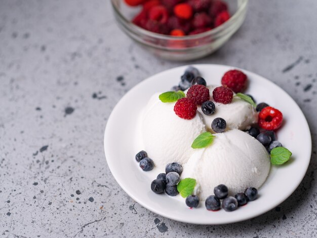 Coppa gelato alla vaniglia con bacche fresche d'estate