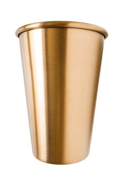Coppa metallica dorata isolata su sfondo bianco