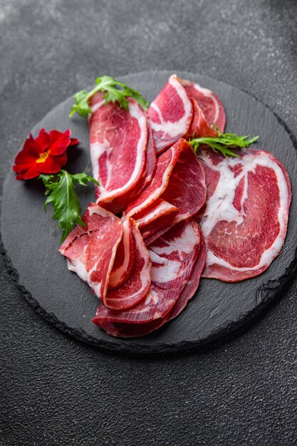 coppa salumi delizioso pasto sano cibo spuntino sul tavolo copia spazio cibo sfondo rustico