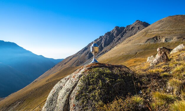 coppa sportiva d'argento in cima alla montagna