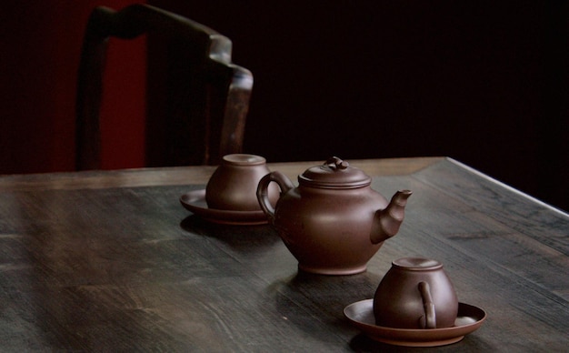 Coppe con la teiera sul tavolo