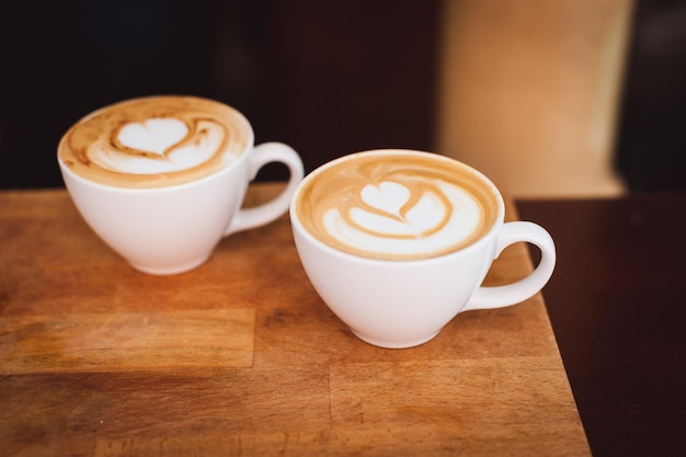 Coppe da caffè su un tavolo di legno in un caffè