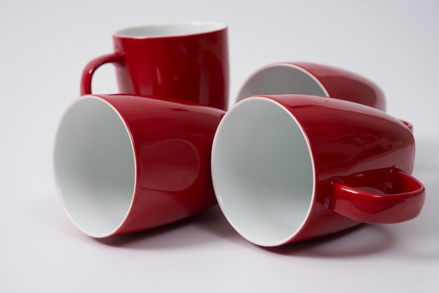 Coppe di caffè o di tè in ceramica rossa su sfondo bianco