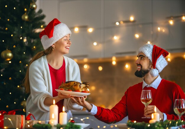 Coppia a cena di Natale