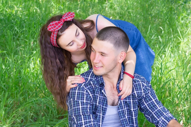 Coppia a fare un picnic. ragazzo e ragazza