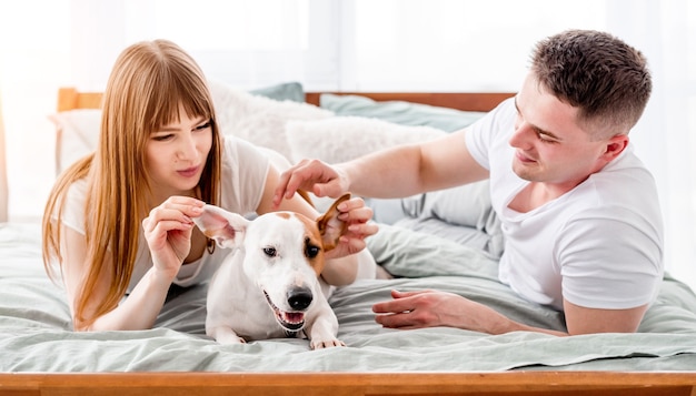 Coppia a letto con cane