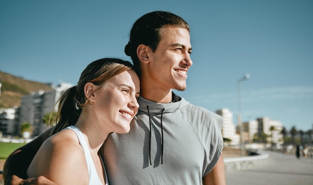 Coppia abbraccio e fitness mentre si è felici all'aperto con amore cura e sostegno nel parco cittadino di Miami Uomo e donna che pensano all'allenamento salute mentale e stile di vita sano per il corpo e la mente con il partner