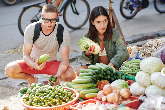 Coppia Acquisto Di Verdure Al Mercato