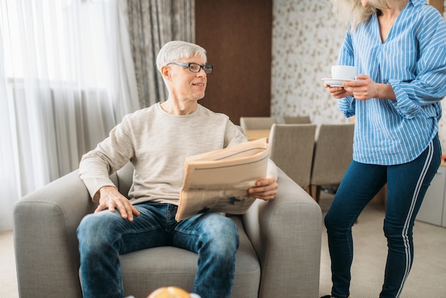 Coppia adulta amore a casa, donna premurosa per l'uomo