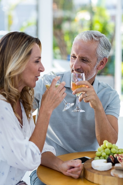 Coppia adulta bevendo vino