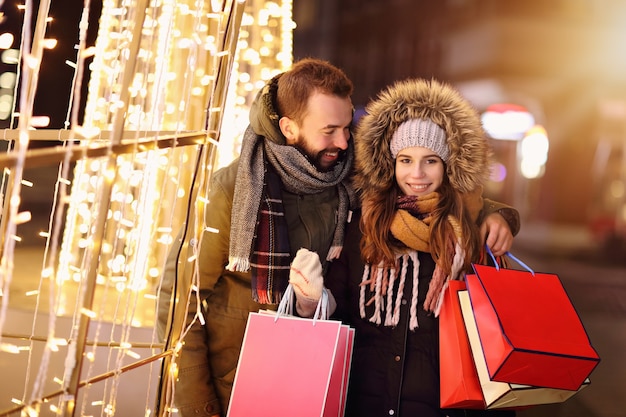 coppia adulta che fa shopping in città durante il periodo natalizio