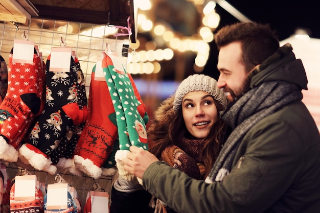 coppia adulta che fa shopping in città durante il periodo natalizio