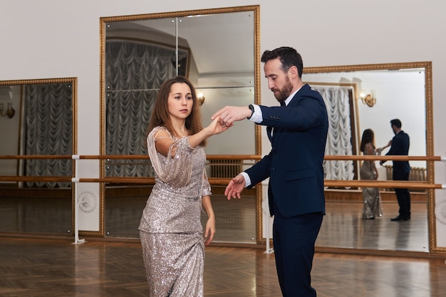 Coppia adulta che impara a ballare la danza classica del partner