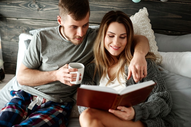 Coppia affettuosa che trascorre del tempo insieme in camera da letto