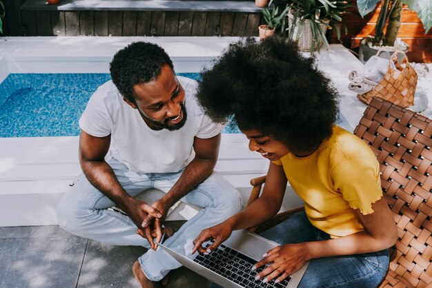 coppia afroamericana a casa in giardino bella coppia nera che trascorre del tempo insieme