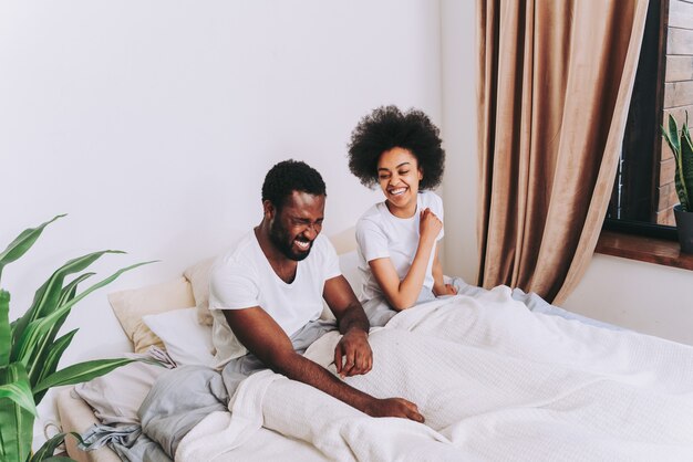 Coppia afroamericana a letto Vera coppia di innamorati belli e allegri a casa