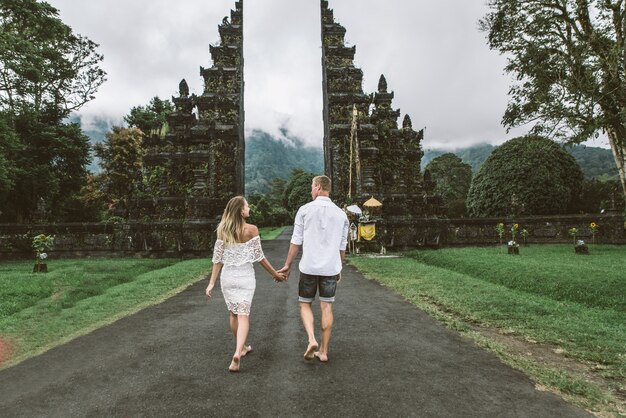 Coppia al cancello di Handara, Bali