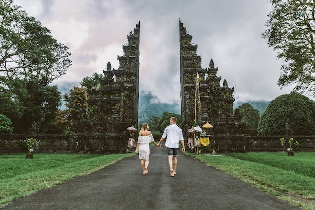 Coppia al cancello di Handara, Bali