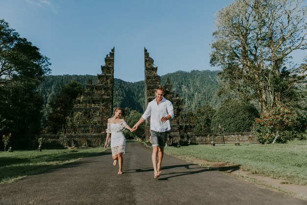 Coppia al cancello di Handara, Bali