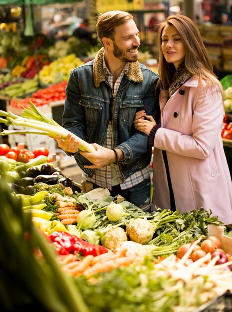 Coppia al mercato alimentare