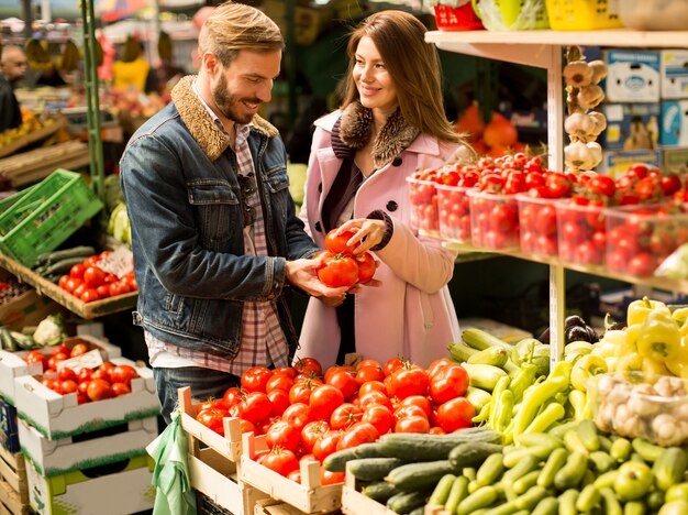 Coppia al mercato alimentare