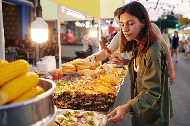 Coppia Al Mercato Del Cibo Di Strada