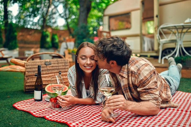 Coppia al picnic