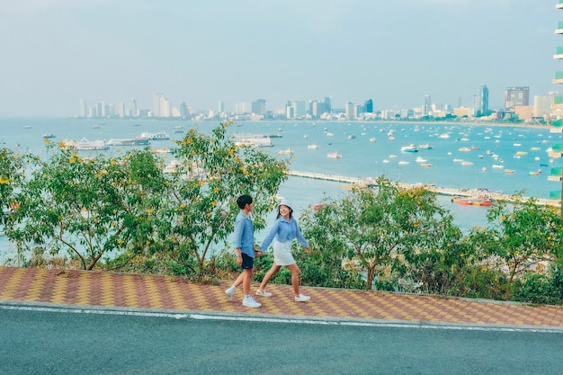 Coppia al punto di vista sul mare dell'isola di Pattaya Al parco di Pattaya in Thailandia nella città estiva con cielo blu per sfondo di viaggio Skyline di Chonburi