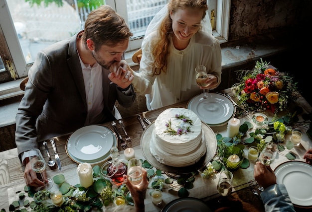 Coppia al tavolo del ricevimento del giorno del matrimonio