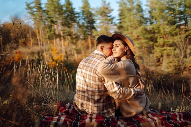 Coppia alla moda che cammina e si gode il clima autunnale Concetto di relax e vacanze della gente