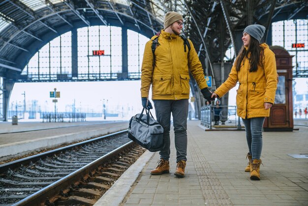 coppia alla stazione ferroviaria cablaggio per il concetto di viaggio in treno