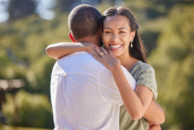 Coppia amore legame e abbraccio dopo un fidanzamento con anello di nozze gioielli in ambiente naturale e parco di pace Ritratto di sorriso felice o sicurezza sicurezza nel matrimonio tra uomo e donna in fiducia