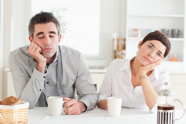 Coppia annoiata bevendo caffè