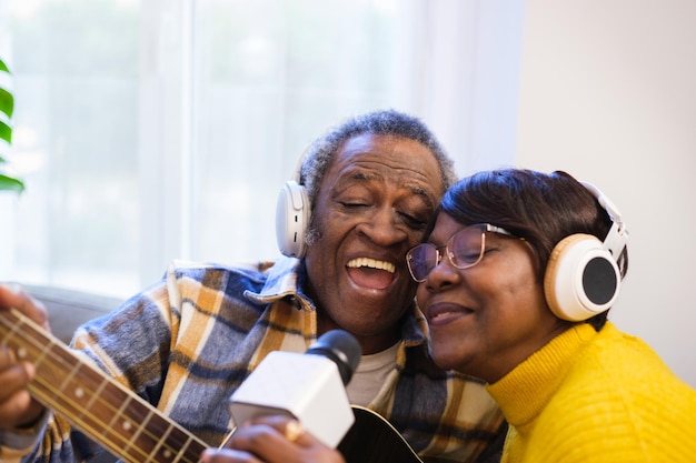 Coppia anziana che canta karaoke e condivide momenti di qualità e divertimento Felicità dello stile di vita concetto eterna