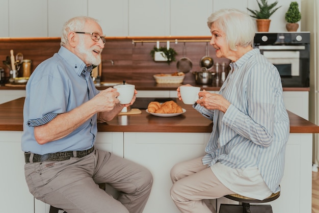 Coppia anziana che fa colazione a casa - La vita quotidiana delle persone anziane in moning