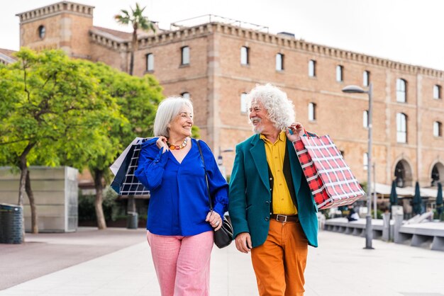 Coppia anziana di persone anziane che si incontrano all'aperto