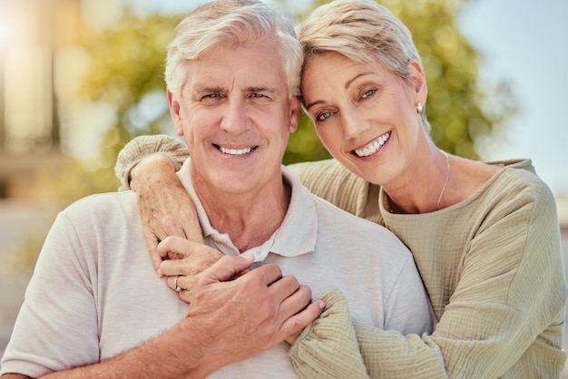 Coppia anziana e felice abbraccio di pensionamento matrimonio e amore in un parco naturale con un sorriso Ritratto di una moglie e un uomo insieme alla felicità fuori godendo di cura e relazione di legame