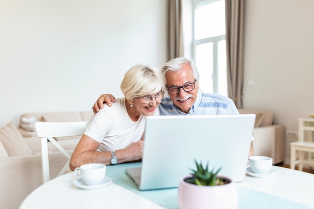 Coppia anziana felice con laptop che fa videoconferenza Pensione coppia anziana stile di vita vecchiaia comunicare connettere la tecnologia persone concetto di quarantena