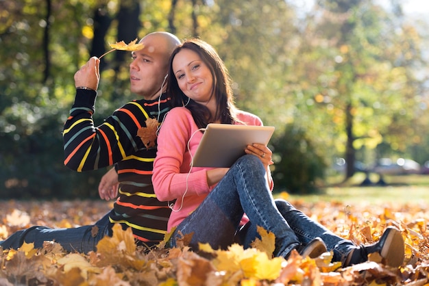 Coppia Ascoltare Musica Su Foglie D'autunno