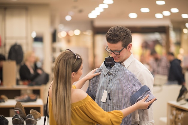 Coppia Attraente Shopping Nel Negozio Di Abbigliamento Di Un Uomo