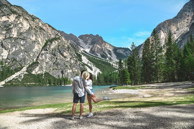 Coppia baciare al lago d'estate in montagna