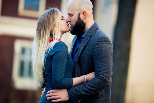 Coppia baciare felicità divertimento. Giovani coppie interrazziali che abbracciano ridendo alla data. Uomo caucasico, donna a Manhattan, New York City, Stati Uniti d'America.