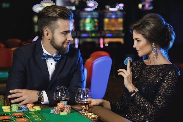 Coppia bella e ricca che gioca alla roulette nel casinò