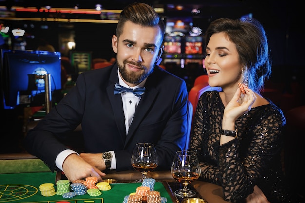 Coppia bella e ricca che gioca alla roulette nel casinò