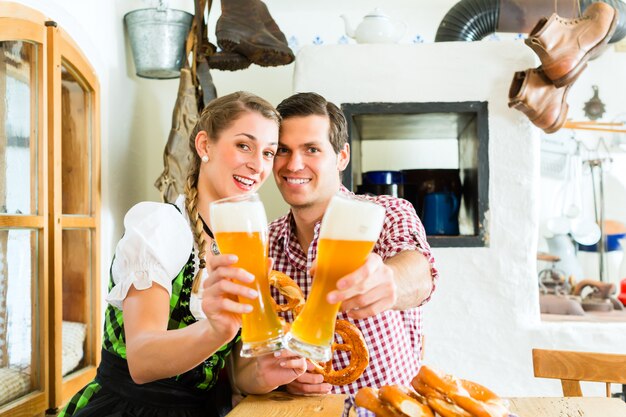 Coppia bere birra di grano nel ristorante bavarese