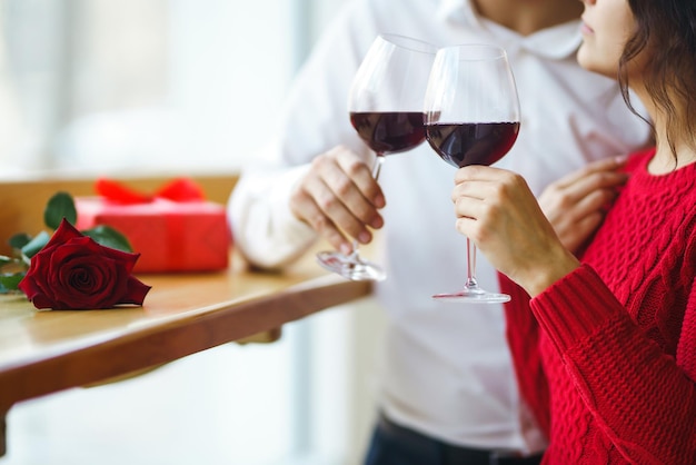 Coppia bicchieri tintinnio con vino rosso Romanticismo al ristorante per il concetto di San Valentino