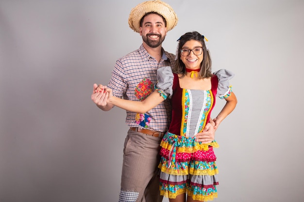 Coppia brasiliana vestita con abiti da festa junina festa di Sao Joao abbracciata