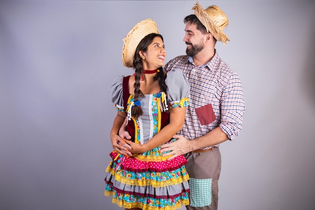 Coppia brasiliana vestiti da festa junina arraial festa de sao joao fidanzato e fidanzata che si baciano amore Abbracciato