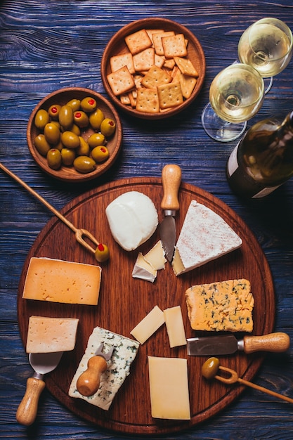 Coppia buona serata con piatto di formaggi e vino